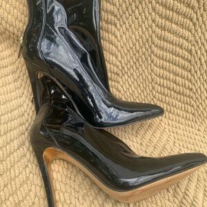 Jennifer Lopez Black Heeled Boots with Stiletto Elegance